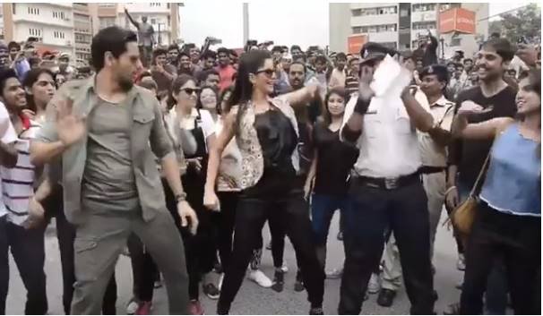Katrina Kaif, Sidharth Malhotra, Kala Chashma, Katrina Kaif kala Chashma, Katrina Kaif Sidharth Malhotra, Katrina Kaif Baar baar Dekho, Sidharth Malhotra Kala Chashma, Entertainment, Traffice police, katrina dance with traffic police