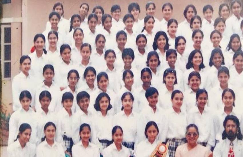 इस तस्वीर में दीपिका पादुकोण को पहचान सकते हैं आप?