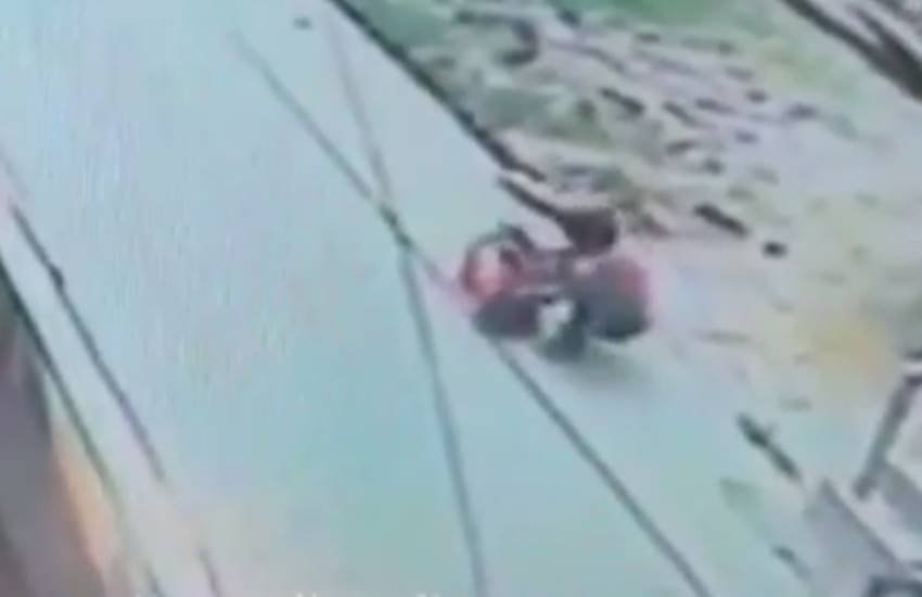 Delhi, delhi stabbing, delhi woman stabbed, Woman stabbed by stalker, delhi stalker, crime news, crime news in hindi, jansatta