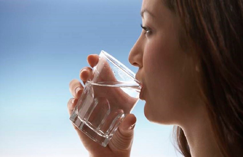 drinking water, drinking water while standing, disadvantages of drinking water while standing, drinking water tips In hindi, how to drink water, right way to drink water, how to drink water, what is the right way to drinking water, dont drink water while standing, lifestyle news in hindi, health news in hindi, jansatta