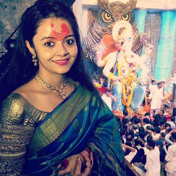 छोटे पर्दे के टॉप सीरियल्स की बहुओं ने रियल लाइफ ने इस तरह मनाया बप्पा का त्योहार इंस्टाग्राम पर शेयर की तस्वीरें। साथ निभाना साथिया में गोपी बहू का रोल करने वाले देवोलीना भट्टाचार्या ने ये तस्वीर लाल बाग के राजा के दर्शन के बाद शेयर की थी।