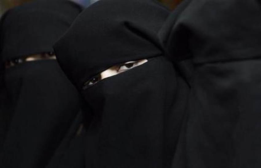 Woman wear hijab, Hijab Woman US, US Cafe House. Woman US Hijab
