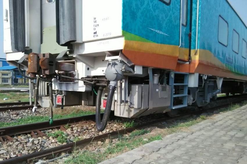 humsafar express, IRCTC, humsafar train, humsafar express train, Suresh Prabhu, indian railways, humsafar express photos, humsafar express AC 3-tier, humsafar express gorakhpur to delhi, humsafar express gorakhpur, humsafar express route, humsafar express tickets, indian rail new train, humsafar express coaches, humsafar express ac 3tier tickets, Indian railway news, irctc news, India News