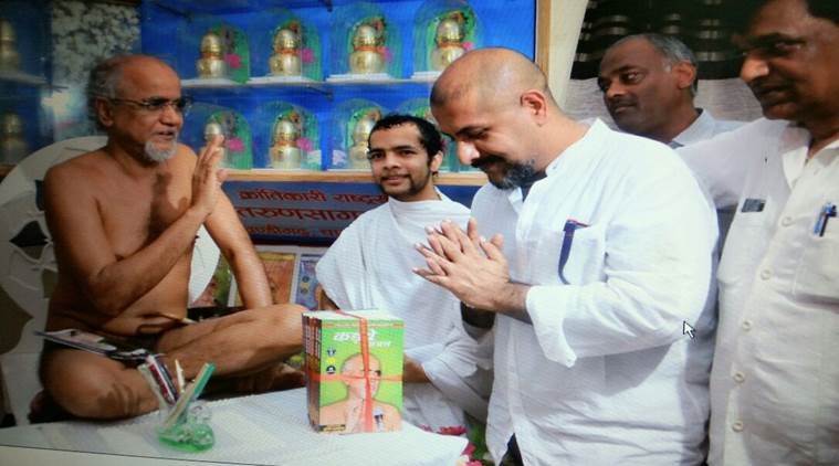 जैन मुनि तरुण सागर से माफी मांगते विशाल ददलानी 