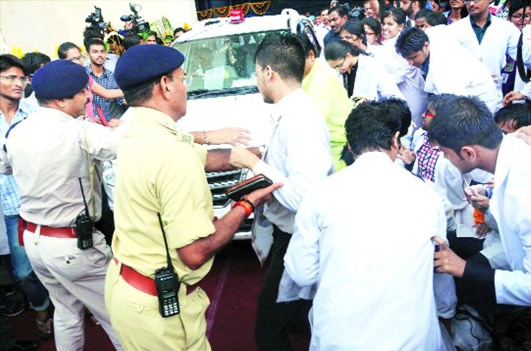 AIIMS, Bhopal, students throw ink, Union health Minister J P Nadda