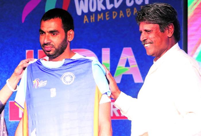 दिग्गज क्रिकेटर और 1983 विश्व कप विजेता टीम के कप्तान कपिल देव ने टीम की जर्सी को जारी किया। दिग्गज क्रिकेटर और 1983 विश्व कप विजेता टीम के कप्तान कपिल देव ने टीम की जर्सी को जारी किया।