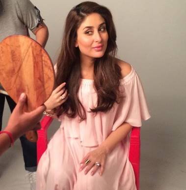 इस दौरान उन्होंने बाहर आकर भी तस्वीरें खिंचवाईं।