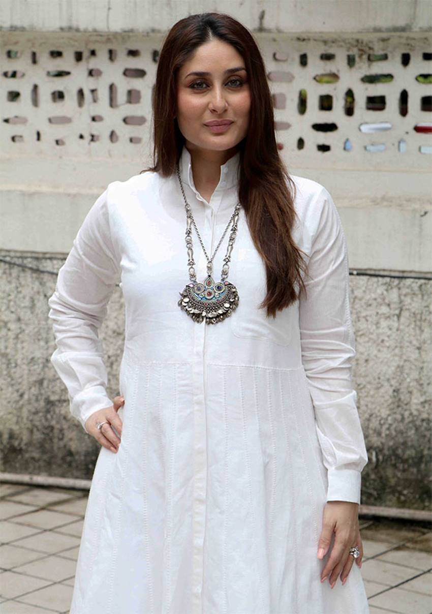 Kareena kapoor, kareena kapoor khan, kareena kapoor baby bump, kareena kapoor baby bump photos, kareena kapoor photos, kareena kapoor pics, kareena kapoor hot pics, kareena kapoor in party, kareena kapoor manish malhotra dress, kareena kapoor rajesh pratap dress, kareena kapoor next movie, kareena kapoor ramp walk