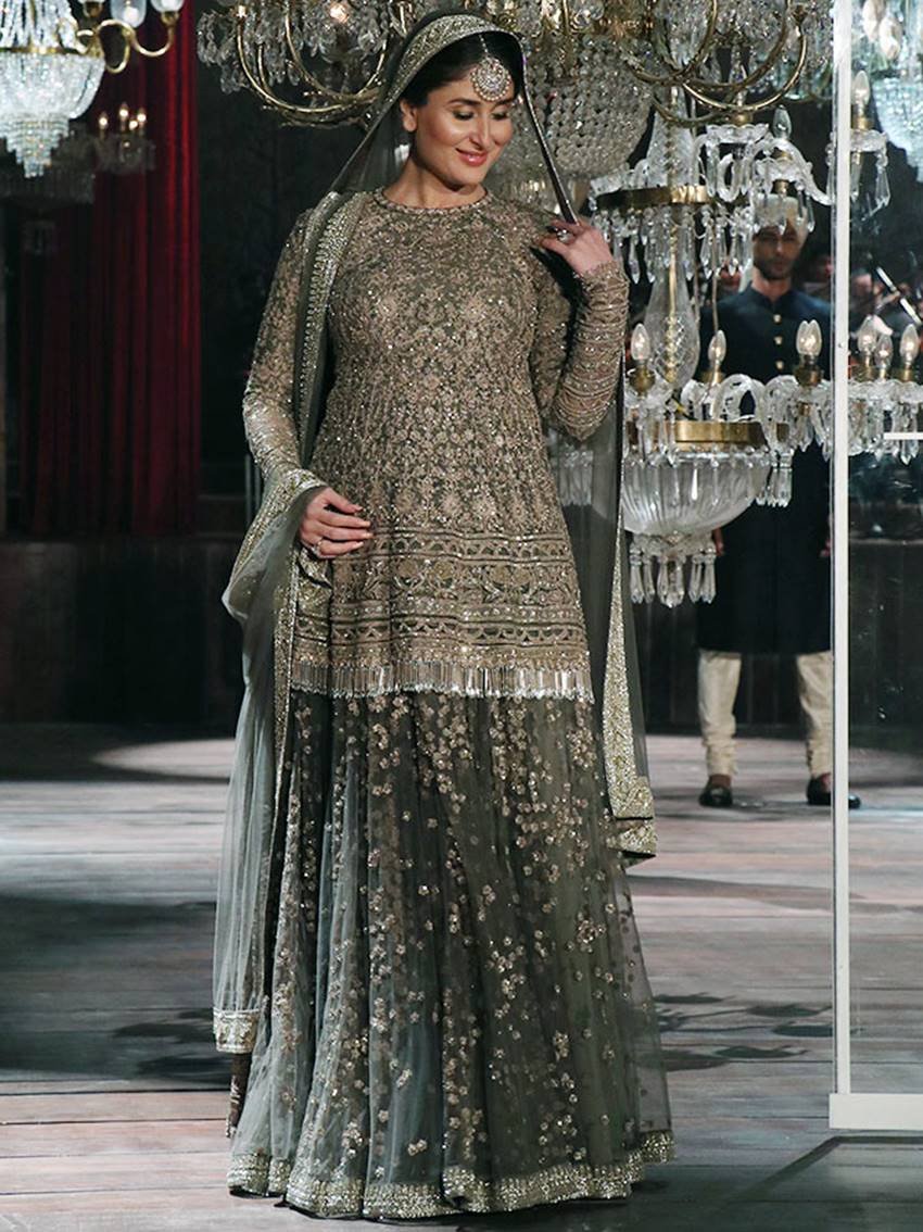 Kareena kapoor, kareena kapoor khan, kareena kapoor baby bump, kareena kapoor baby bump photos, kareena kapoor photos, kareena kapoor pics, kareena kapoor hot pics, kareena kapoor in party, kareena kapoor manish malhotra dress, kareena kapoor rajesh pratap dress, kareena kapoor next movie, kareena kapoor ramp walk
