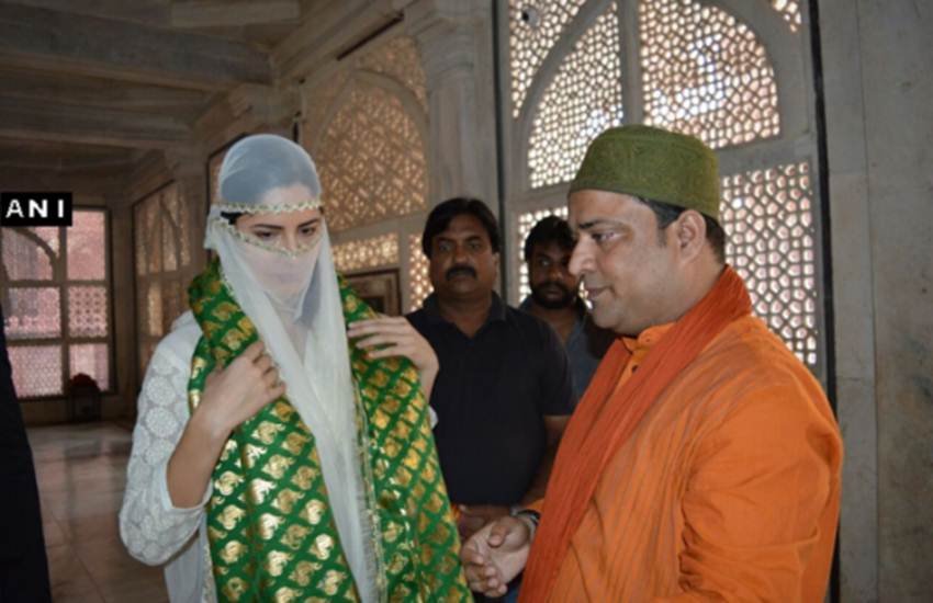 katrina kaif hazrat chisti dargah, katrina kaif fatehpur sikri, baar baar dekho, katrina kaif fatehpur sikri dargah