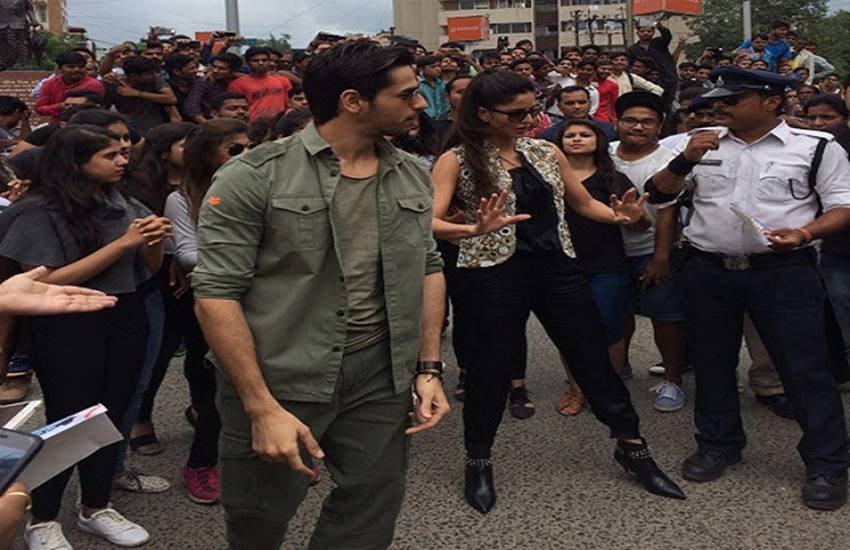 Katrina Kaif, Sidharth Malhotra, Kala Chashma, Katrina Kaif kala Chashma, Katrina Kaif Sidharth Malhotra, Katrina Kaif Baar baar Dekho, Sidharth Malhotra Kala Chashma, Entertainment, Traffice police, katrina dance with traffic police