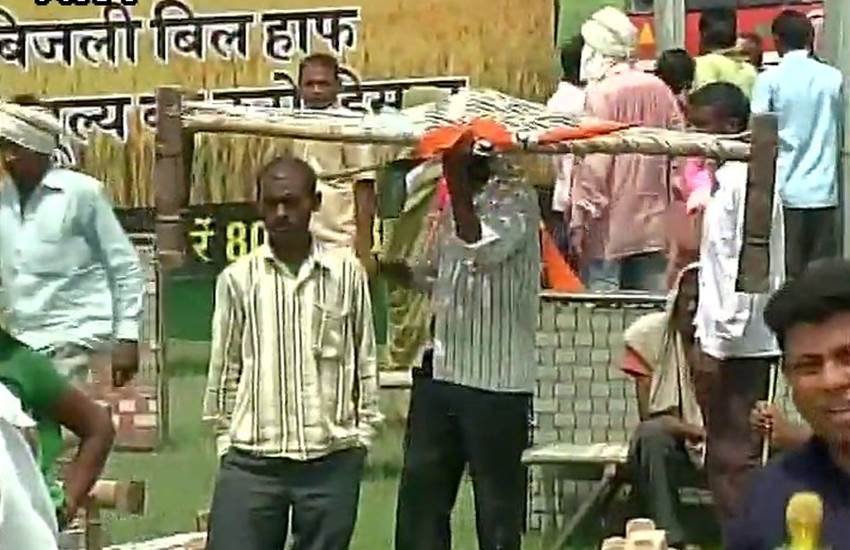 Rahul Gandhi , Khaat pe Charcha, Rahul Gandhi meeting, Khaat Sabha, Mirzapur, khaat looted in mirzapur, local takes away khaats