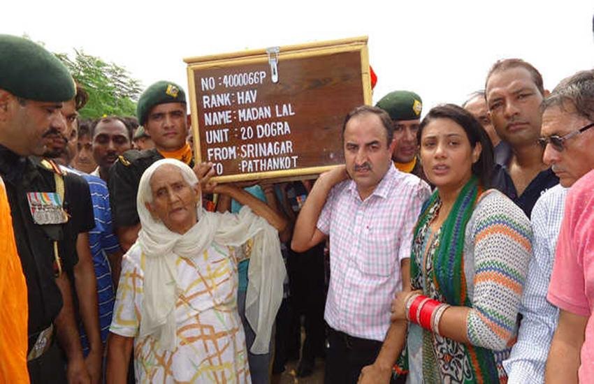 82 साल की मां ने शहीद बेटे की अर्थी को दिया कंधा। (Photo Source: Twitter) 82 साल की मां ने शहीद बेटे की अर्थी को दिया कंधा। (Photo Source: Twitter)