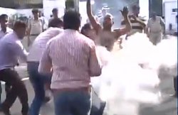 VIDEO: राज्‍यपाल की गिरफ्तारी के लिए राजभवन के सामने लगाई खुद को आग