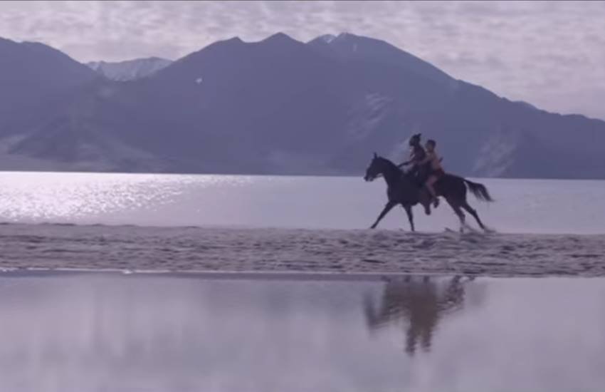 फिल्म मिर्जिया के एक सीन में अभिनेता हर्षवर्धन कपूर। फिल्म मिर्जिया के एक सीन में अभिनेता हर्षवर्धन कपूर।