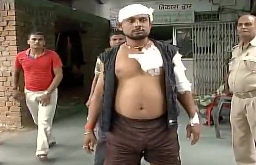 विधायक के बेटे पर बाइक सवार पर हमला करने का आरोप (ANI Photo) विधायक के बेटे पर बाइक सवार पर हमला करने का आरोप (ANI Photo)