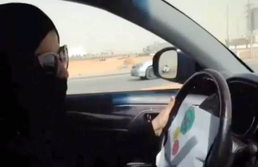 Muslim, Muslim woman using phone during driving, toothache, driving, fine, muslim woman driving
