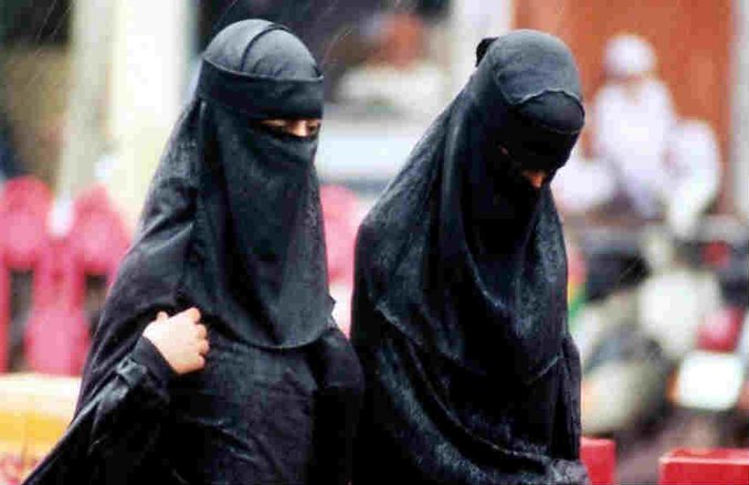 संपादकीय: बीच बहस में