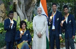 पैरा ओलंपियन खिलाड़ियों से मिले प्रधानमंत्री नरेंद्र मोदी, बोले- देश को गौरवान्वित करने वालों से मिलकर खुशी हुई
