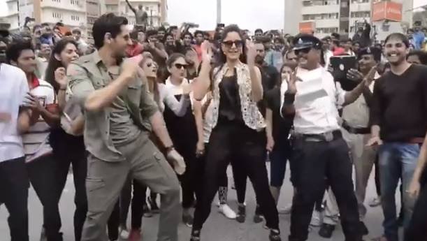Katrina Kaif, Sidharth Malhotra, Kala Chashma, Katrina Kaif kala Chashma, Katrina Kaif Sidharth Malhotra, Katrina Kaif Baar baar Dekho, Sidharth Malhotra Kala Chashma, Entertainment, Traffice police, katrina dance with traffic police