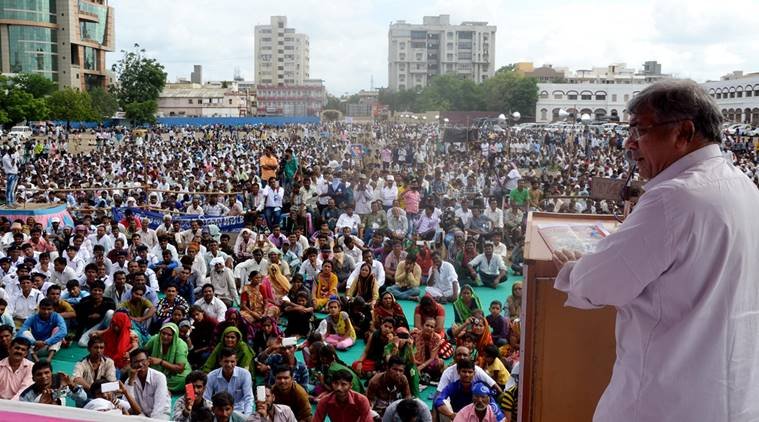 गुजरात के राजकोट में राष्ट्रीय दलित अधिकारों की सभा को संबोधिक करते प्रकाश अंबेडकर ।