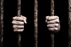 जेल की दीवार में कैदियों ने किया बड़ा छेद, सुबह की गिनती से पहले ही दो कैदी फरार, चार प्रहरी सस्पेंड