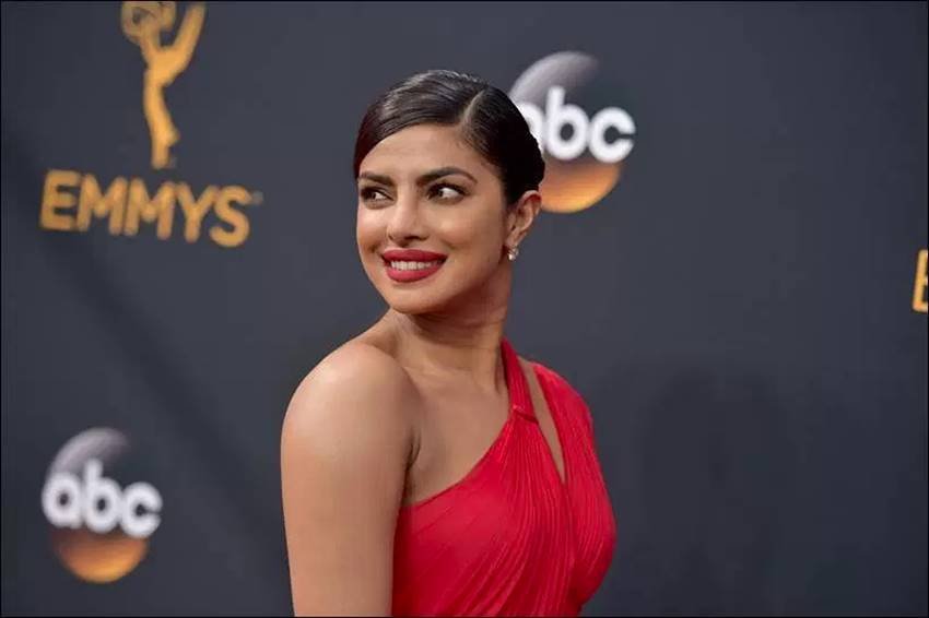 priyanka chopra, tom hiddleston, emmy awards 2016, emmy awards, priyanka chopra emmy 2016, priyanka chopra emmy awards 2016, Priyanka Chopra quantico, 68th emmy awards, emmy 2016, tom hiddleston Priyanka Chopra, Priyanka Chopra emmy awards pics, Priyanka Chopra emmy awards photos, priyanka chopra red gown, emmy awards photos, entertainment news