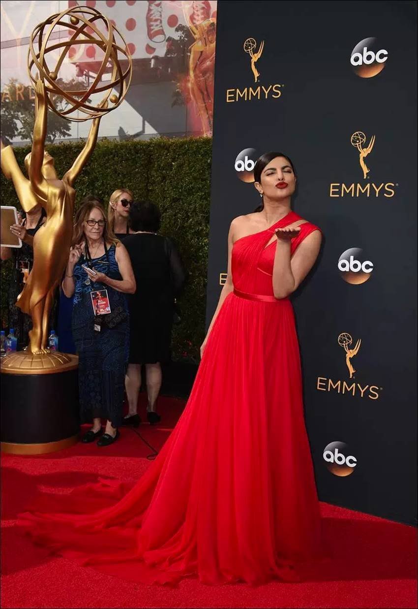 priyanka chopra, tom hiddleston, emmy awards 2016, emmy awards, priyanka chopra emmy 2016, priyanka chopra emmy awards 2016, Priyanka Chopra quantico, 68th emmy awards, emmy 2016, tom hiddleston Priyanka Chopra, Priyanka Chopra emmy awards pics, Priyanka Chopra emmy awards photos, priyanka chopra red gown, emmy awards photos, entertainment news