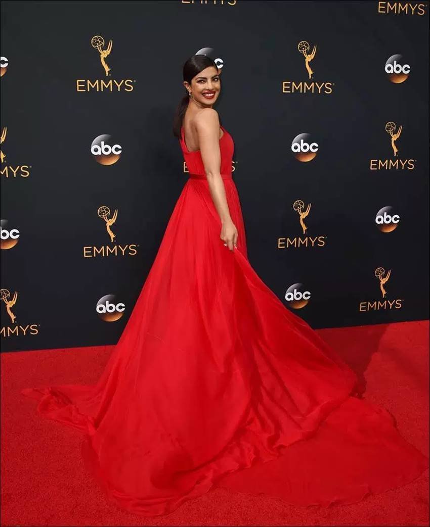 priyanka chopra, tom hiddleston, emmy awards 2016, emmy awards, priyanka chopra emmy 2016, priyanka chopra emmy awards 2016, Priyanka Chopra quantico, 68th emmy awards, emmy 2016, tom hiddleston Priyanka Chopra, Priyanka Chopra emmy awards pics, Priyanka Chopra emmy awards photos, priyanka chopra red gown, emmy awards photos, entertainment news