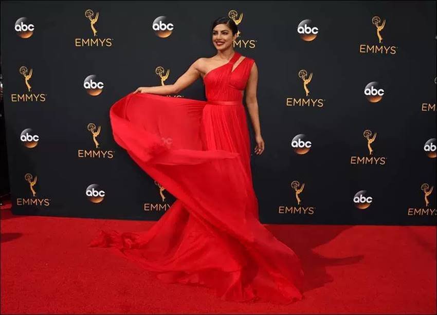 priyanka chopra, tom hiddleston, emmy awards 2016, emmy awards, priyanka chopra emmy 2016, priyanka chopra emmy awards 2016, Priyanka Chopra quantico, 68th emmy awards, emmy 2016, tom hiddleston Priyanka Chopra, Priyanka Chopra emmy awards pics, Priyanka Chopra emmy awards photos, priyanka chopra red gown, emmy awards photos, entertainment news