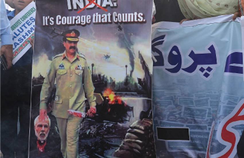 Raheel sharif, Narendra Modi, Narendra Modi's severed head in hand of Raheel sharif, pakistan, brutalities, kashmiri, anti india protest in pakistan