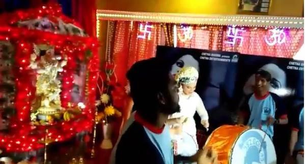 बप्पा को स्थापित कर ढोल बजातीं राखी सांवत।