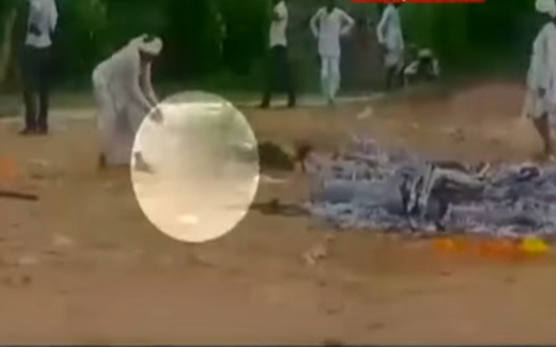 विवाद के बढ़ने पर शहीद के बड़े भाई ने प्रशासन को लिख कर दिया है कि ऐसा कुछ नहीं हुआ है। (pic source- video grab ibn 7)