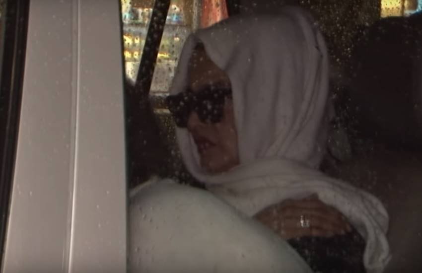 रेखा के चेहरे के सामने गजरा टंगा हुआ है।