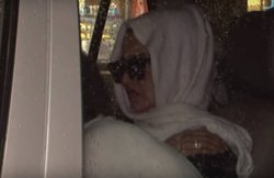 गाड़ी में बैठते ही कुछ करती दिखाई दीं रेखा, देखें Video