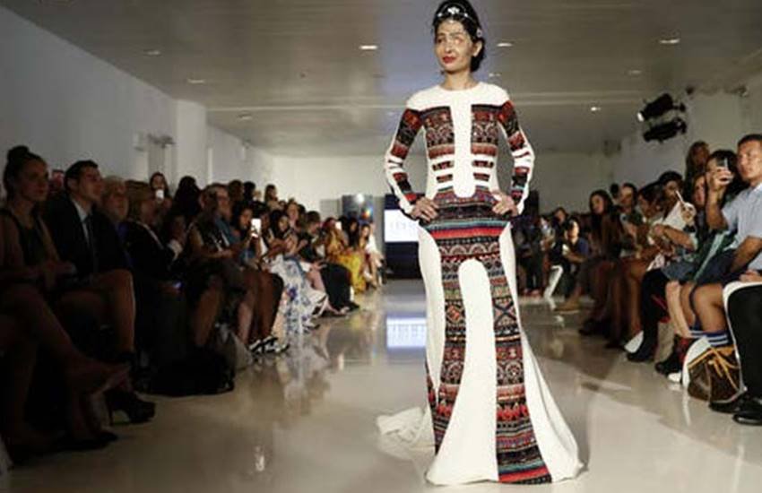 अमेरिका में रैंप पर उतरीं भारतीय एसिड अटैक विक्टिम रेशमा कुरैशी