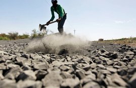 Maharashtra Manjhi, Manjhi bihar, bihar manji, labourer repairs road, man repairs road, maharashtra news, india news