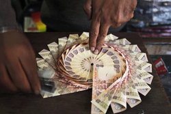 चार माह के उच्चम स्तर पर रुपया, डालर के मुकाबले 19 पैसे मजबूत