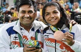 sakshi malik, malik, sakshi, sakshi malik coach, sakshi malik coach rewards, kuldeep malik sakshi malik, kuldeep malik rewards, haryana government, sports news, jansatta
