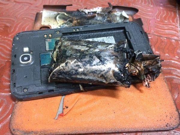 विमान के भीतर SamSung के फोन में लगी आग