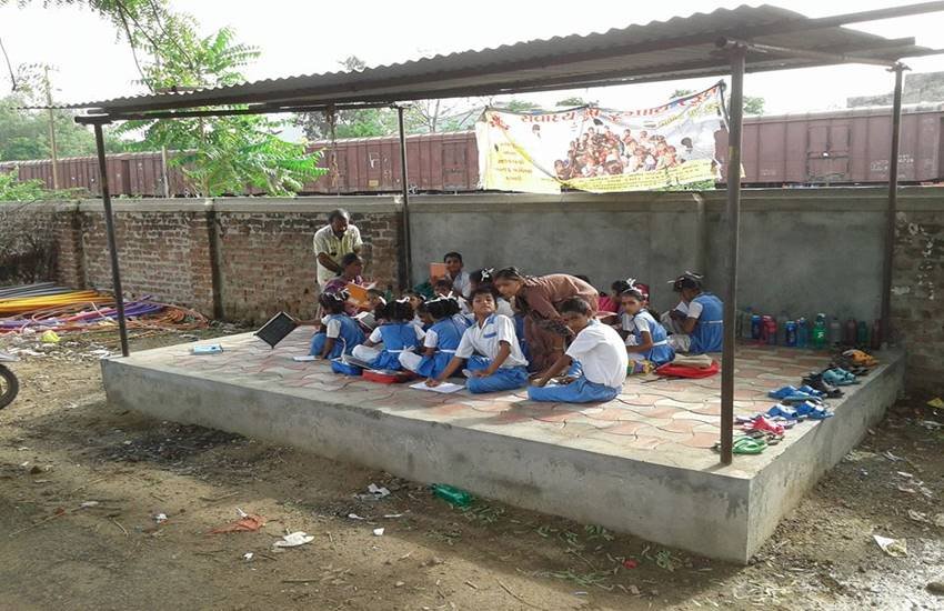 footpath school, man teaches poor childrens, Virat shah, ahmedabad, Shah, gujarat, jansatta footpath school, man teaches poor childrens, Virat shah, ahmedabad, Shah, gujarat, jansatta