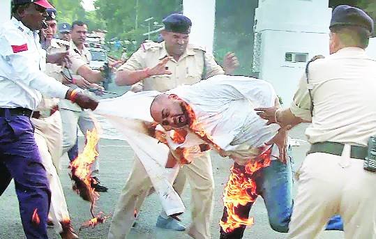 मनोज ने राजभवन के मुख्य द्वार के नजदीक अपने ऊपर केरोसिन डाल कर आत्मदाह करने की कोशिश की। मनोज ने राजभवन के मुख्य द्वार के नजदीक अपने ऊपर केरोसिन डाल कर आत्मदाह करने की कोशिश की।