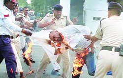 मध्यप्रदश: राज्यपाल का काफिला गुजरने के दौरान RTI कार्यकर्ता ने की आत्मदाह की कोशिश