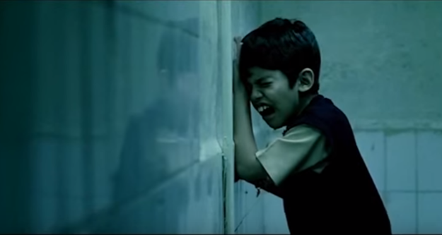 बॉलीवुड फिल्मों के कुछ सीन ऐसे होते हैं जिन्हें आप जब भी देखें आपकी आंखों में पानी जरूर आ जाता है। इंडस्ट्री की शुरुआत से लेकर आज तक फिल्मों में कई ऐसे सीन रहे जिन्हें देखकर हम अपने आंसू नहीं रोक पाए। ऐसे कुछ सीन हम आपके लिए लेकर आए हैं। तो देखिए ये तस्वीरें और याद कीजिए कि क्या ये सीन देखते वक्त आप अपने आंसू रोक पाए थे? ये सीन फिल्म 'तारे जमीन पर' से हैं। जब इशान के मम्मी पापा उसे बोर्डिंग स्कूल छोड़कर चले जाते हैं और वह स्कूल में अकेला रोता रहता है। यह पूरी फिल्म किसी भी बच्चे, पैरेंट्स और टीचर के दिल को छूने वाली थी।