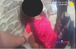 VIDEO: 15 साल की लड़की पर पुलिस का अत्याचार, आंखों में मिर्च स्प्रे कर लगा दी हथकड़ी