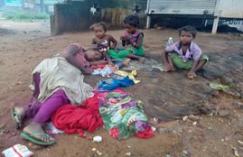 Woman delivers baby on road, Jharkhand, labour pain, ambulance, Latehar, Aadhar card, national news, jansatta