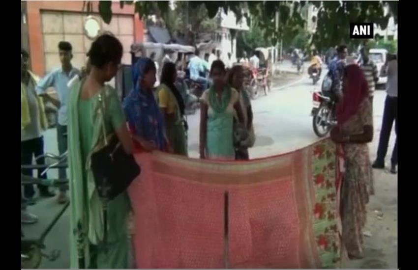 रास्ते में तेज दर्द होने के कारण बीच चौराहे पर ही डिलिवरी करानी पड़ी। 