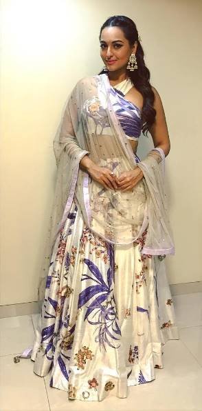 सोनाक्षी ने दिवाली पर यह ड्रेस पहनी थी। इससे पहले भी सोना ने एक ग्रीन ड्रेस पहन कर तस्वीर शेयर की थी।