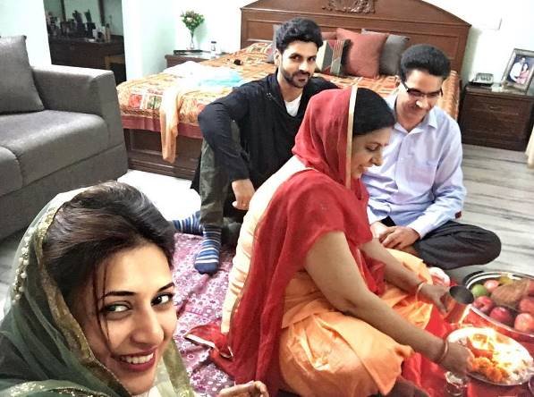 दिव्यांका त्रिपाठी दिवाले के मौके पर अपने लाइफ पार्टनर विवेक दहिया के साथ चंडीगढ़ गई हुई थीं। विवेक की फैमिली यहीं रहती है।