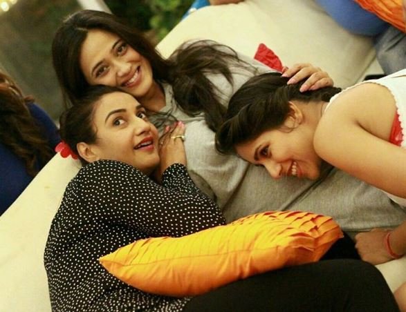 इस पार्टी में बेगूसराय के उनके कुछ फेवरेट कोस्टार्स उनके साथ थे। सभी ने खूब सारी तस्वरीें क्लिक करवाईं।